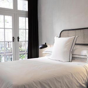 Kleines Zimmer mit Kingsize-Bett